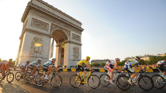 Tour the France Fahrer auf der Champs Elysees